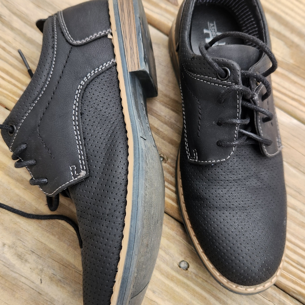 Boys Black Dress Lace-Up Shoes by Ashford Hayes. - Picture 2 of 8